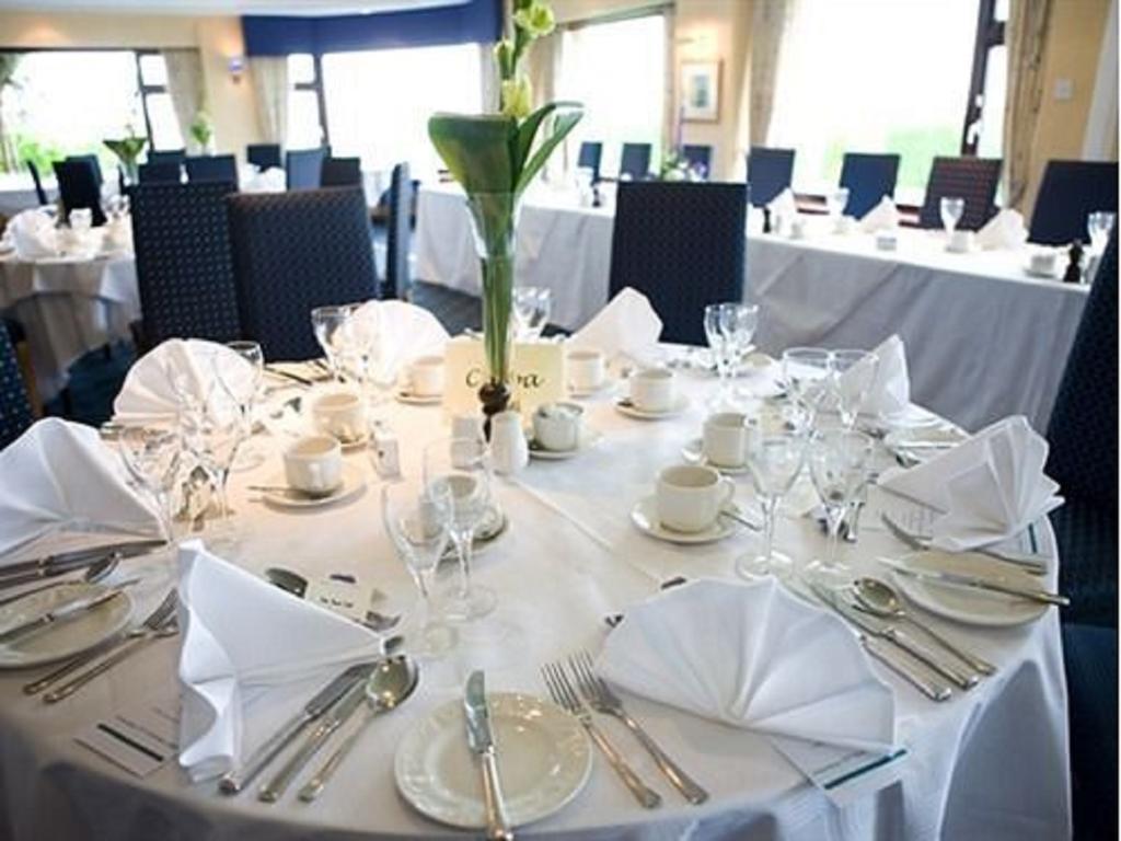 Malin Court Hotel And Restaurant Еър Екстериор снимка