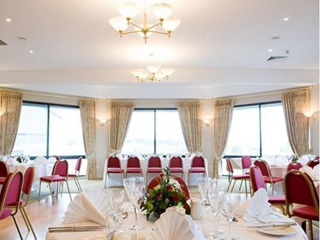 Malin Court Hotel And Restaurant Еър Екстериор снимка