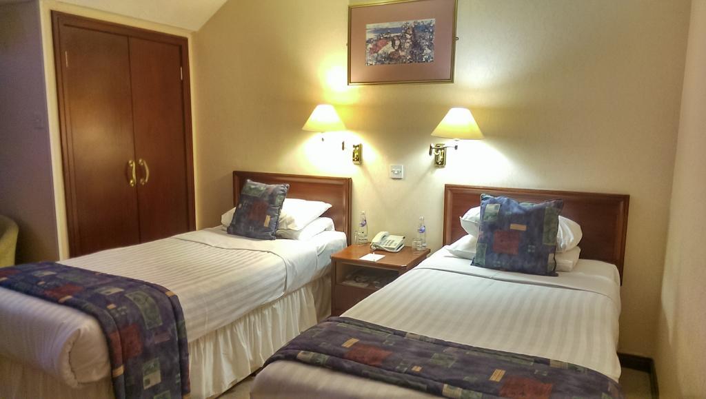 Malin Court Hotel And Restaurant Еър Стая снимка