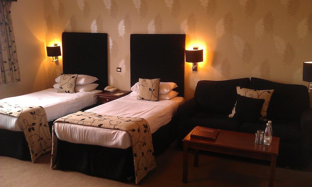Malin Court Hotel And Restaurant Еър Стая снимка