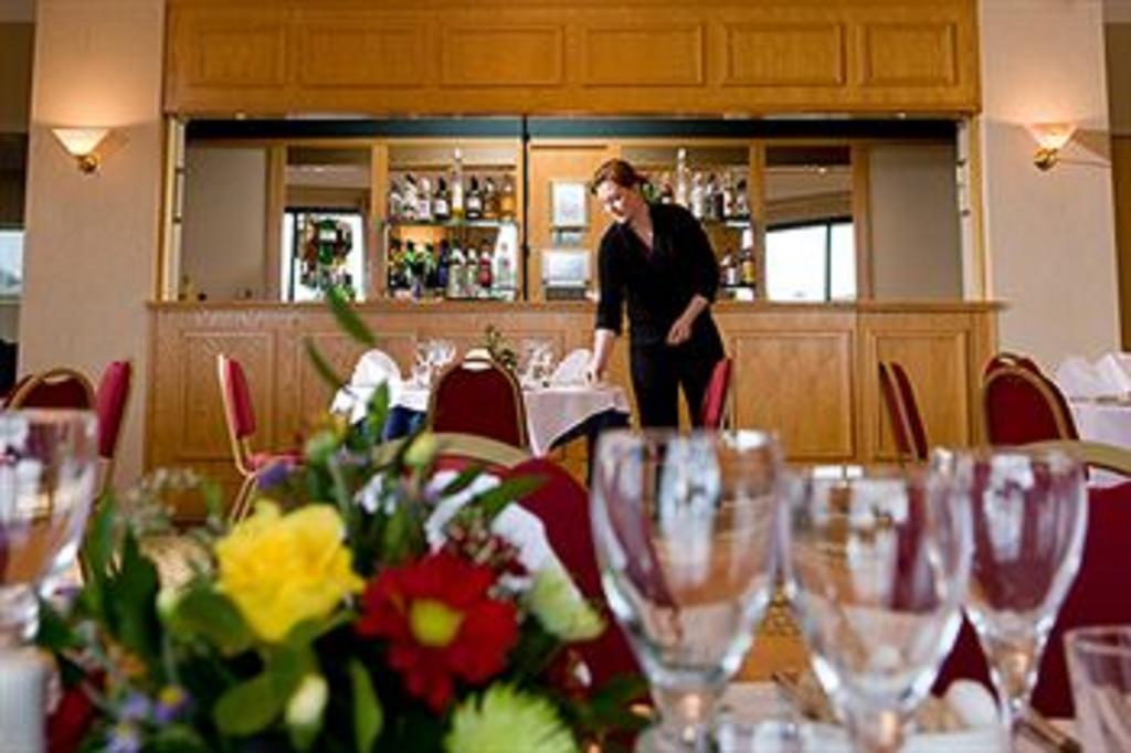 Malin Court Hotel And Restaurant Еър Екстериор снимка