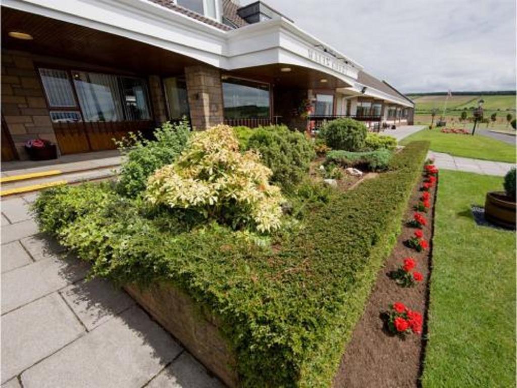 Malin Court Hotel And Restaurant Еър Екстериор снимка