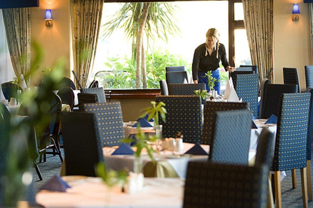 Malin Court Hotel And Restaurant Еър Екстериор снимка