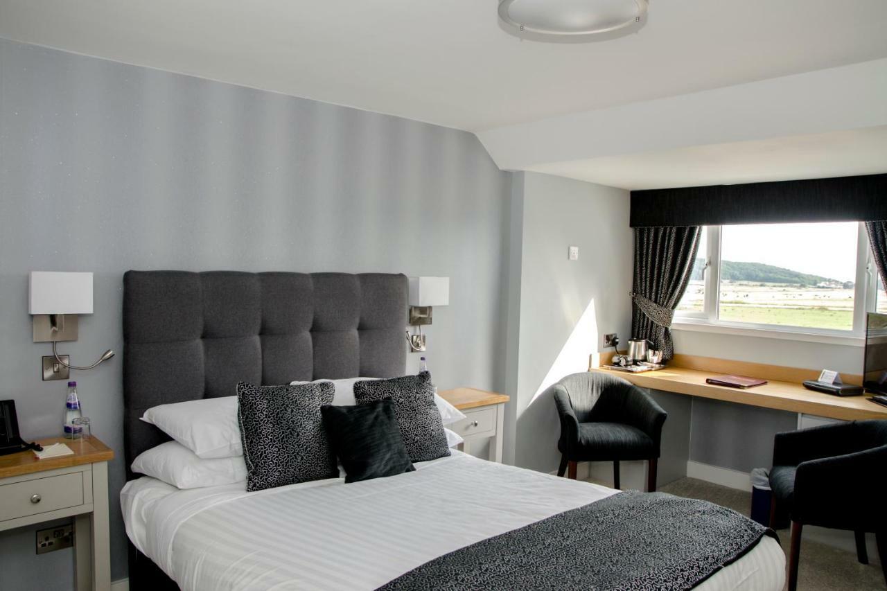 Malin Court Hotel And Restaurant Еър Екстериор снимка